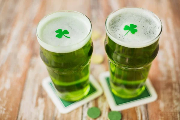 シャムロックと金貨の緑色のビールのグラス — ストック写真