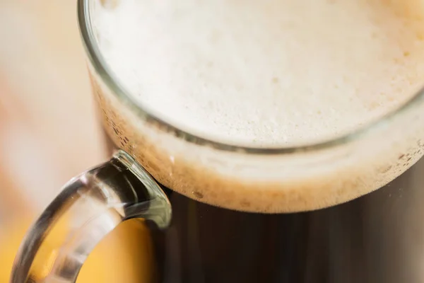 暗いドラフト ビール マグカップのクローズ アップ — ストック写真