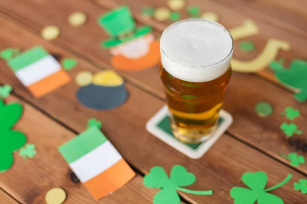 Glas bier en st patricks dag partij rekwisieten — Stockfoto