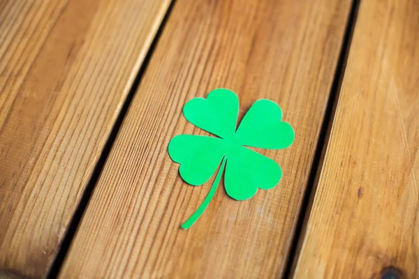 Papier vert trèfle à quatre feuilles sur fond en bois — Photo