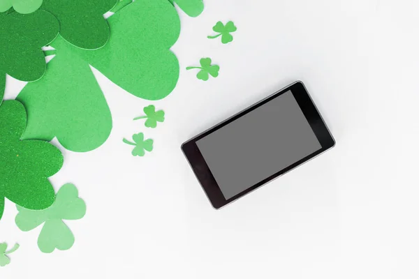 Tablet pc en st patricks dag decoraties op wit — Stockfoto