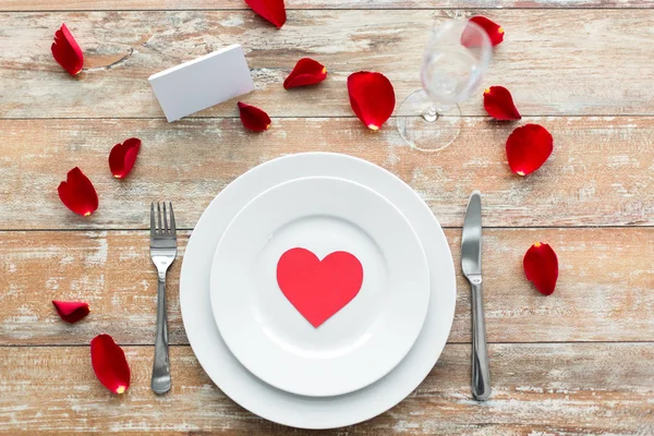 Close-up de configuração de mesa para dia dos namorados — Fotografia de Stock