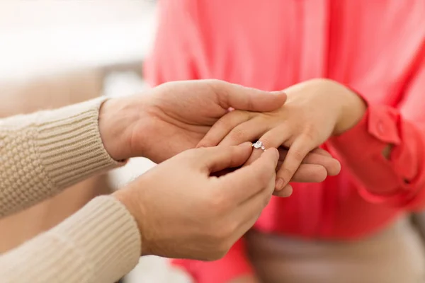 Мужчина дарит кольцо с бриллиантом женщине на День Святого Валентина — стоковое фото
