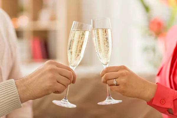 カップル チリンとシャンパン グラスのクローズ アップ — ストック写真