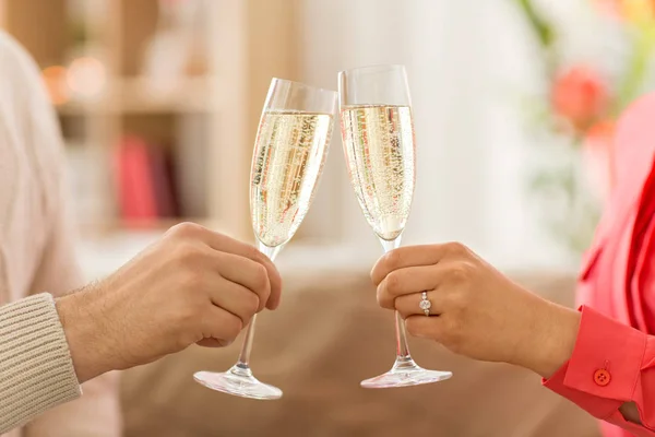 Close up of couple clinking champagne glasses — Stock Photo, Image