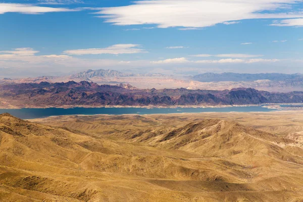 Vista aerea del grande canyon e dell'idromele del lago — Foto Stock