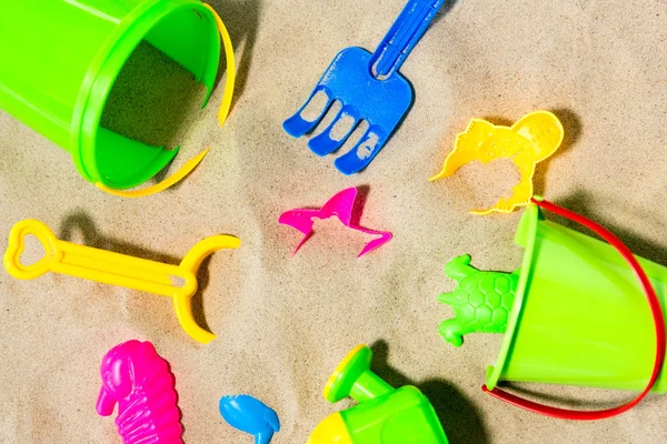 Close up of sand toys kit on summer beach — Stock Photo, Image