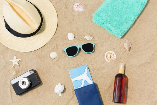 Billetes de viaje, cámara y sombrero en arena de playa —  Fotos de Stock