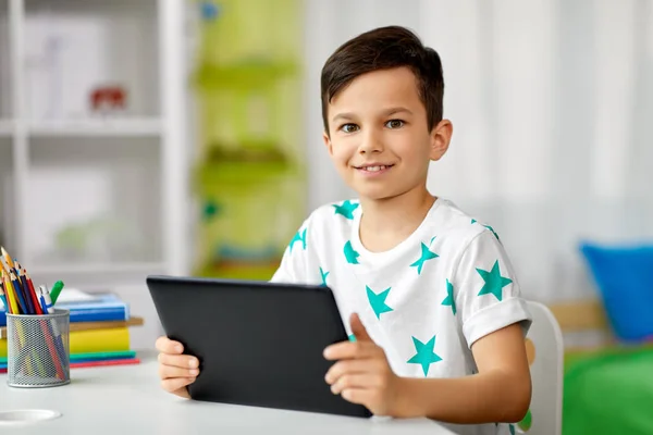 Student jongen met tablet pc en laptop thuis — Stockfoto