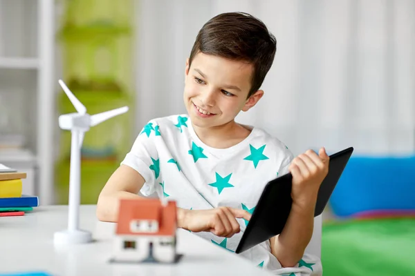 Niño con tableta, casa de juguete y turbina de viento —  Fotos de Stock