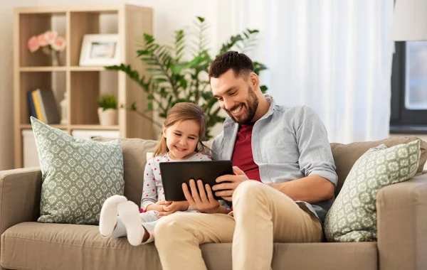 Отец и дочь с планшетным компьютером дома — стоковое фото