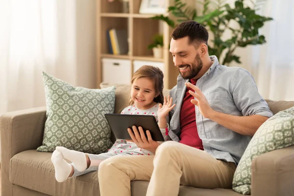 Padre e figlia con videochiamata su tablet pc — Foto Stock