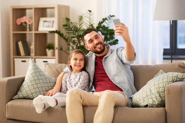 Pai e filha tomando selfie em casa — Fotografia de Stock