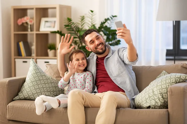 Vater und Tochter machen Selfie zu Hause — Stockfoto