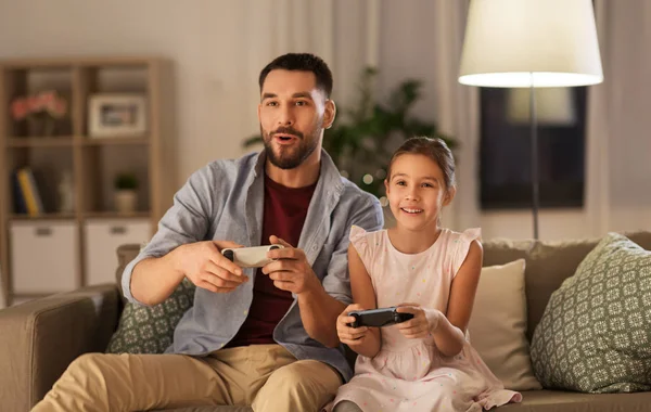 Πατέρας και κόρη παίζει βίντεο παιχνίδι στο σπίτι — Φωτογραφία Αρχείου