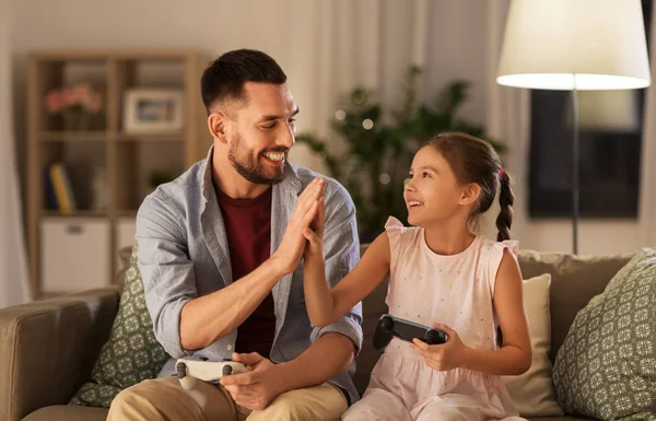 Pai e filha jogando videogame em casa — Fotografia de Stock