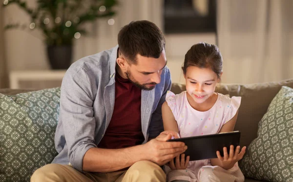 Vader en dochter met tablet computer thuis — Stockfoto