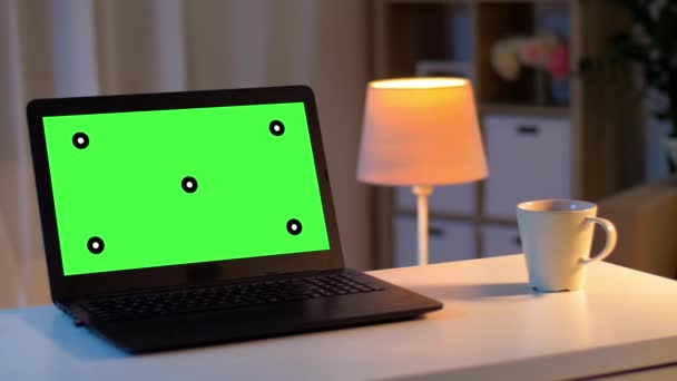 Laptop dengan layar hijau kunci kroma di atas meja — Stok Video