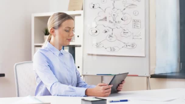 Mujer de negocios que tiene videollamada en tableta — Vídeos de Stock