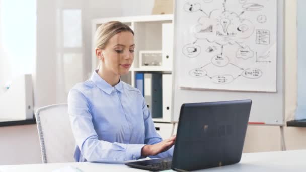 Деловая женщина с ноутбуком и умные часы в офисе — стоковое видео