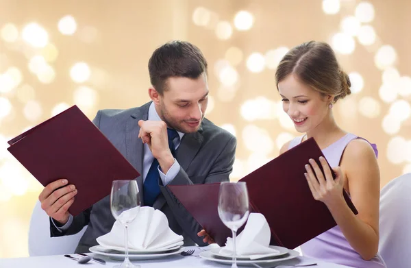 Paar mit Menüs im Restaurant — Stockfoto