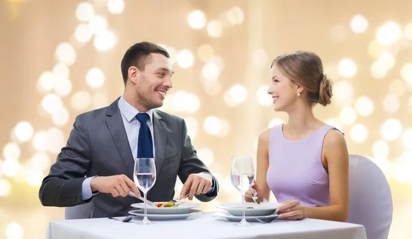 Usmívající se pár jíst předkrmy v restauraci — Stock fotografie
