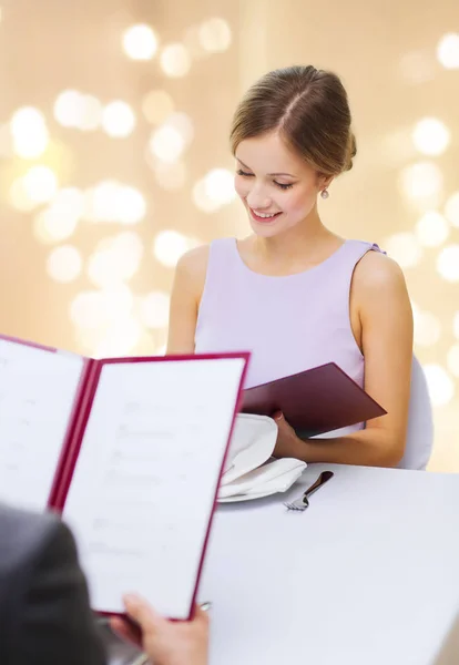 Paar mit Menüs im Restaurant — Stockfoto