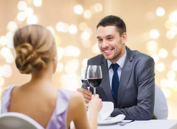 Mladý pár s sklenicemi vína v restauraci — Stock fotografie
