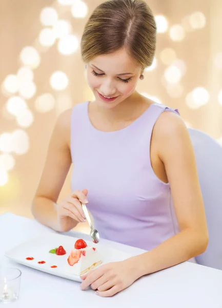 Jonge vrouw dessert eten in restaurant glimlachen — Stockfoto