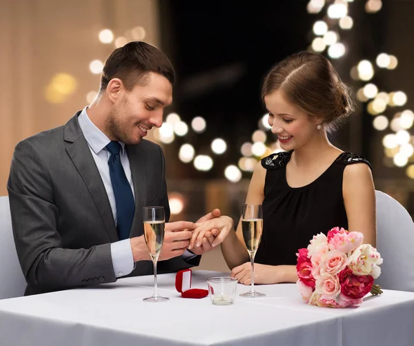 Мужчина дарит женщине обручальное кольцо в ресторане — стоковое фото