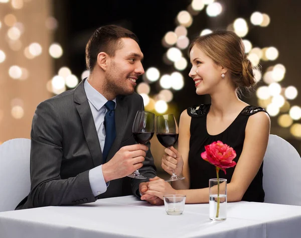 Junges Paar mit Weingläsern im Restaurant — Stockfoto