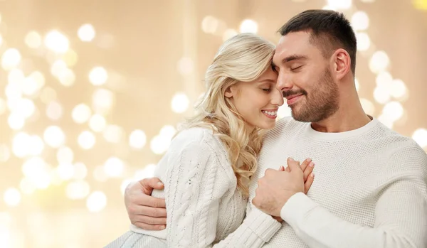 Glückliches Paar umarmt Lichter im Hintergrund — Stockfoto