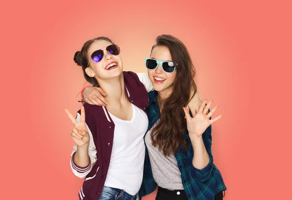 Sorridente adolescentes meninas em óculos de sol mostrando paz — Fotografia de Stock