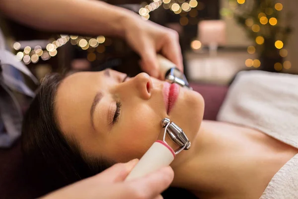 Mulher com hidratante tratamento facial no spa — Fotografia de Stock