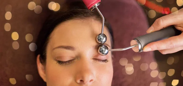 Mujer que tiene tratamiento facial hydradermie en spa — Foto de Stock