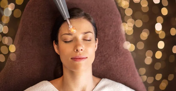 Microcurrent yüz masaj Spa kadınla — Stok fotoğraf