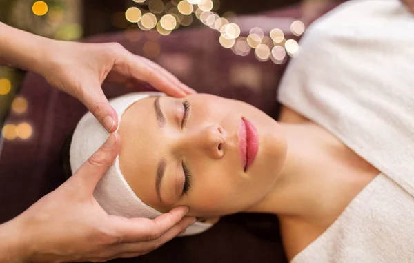 Mujer teniendo masaje facial y de cabeza en el spa —  Fotos de Stock