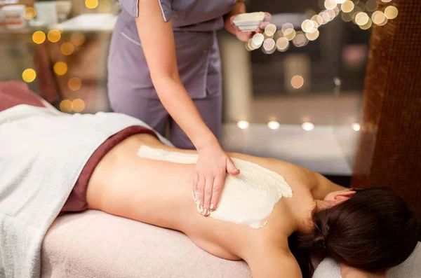 Woman having back massage with cream at spa — Stock Photo, Image