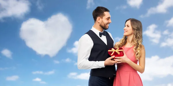 Gelukkige paar met gift op de dag van Valentijnskaarten — Stockfoto