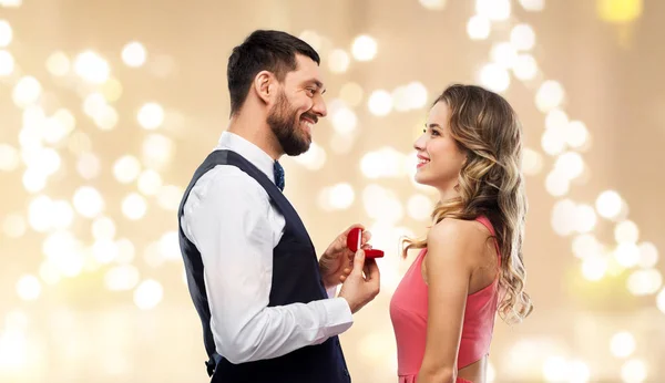 Hombre dando anillo de compromiso mujer en día de San Valentín —  Fotos de Stock