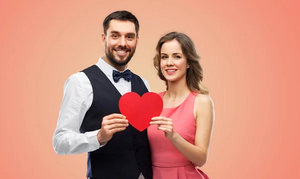 Счастливая пара с красным сердцем на День Святого Валентина — стоковое фото