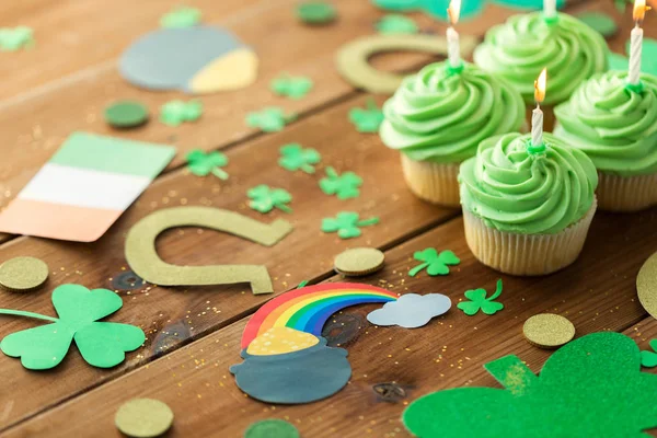 Green cupcakes and st patricks day party props — Stock Photo, Image