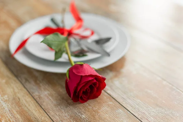 접시들 위에 있는 붉은 장미 꽃을 가까이 서 본 모습 — 스톡 사진