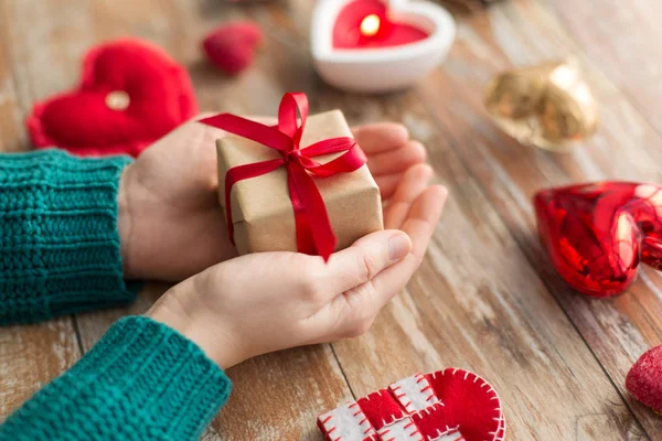 Close up of hands holding christmas gift — Stock Photo, Image