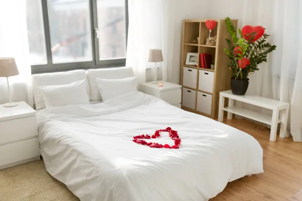 Acogedor dormitorio decorado para el día de San Valentín — Foto de Stock