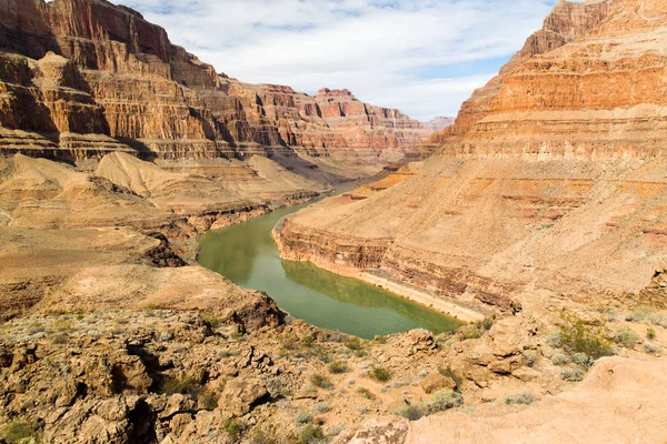 Vista de los grandes acantilados del cañón y el río Colorado —  Fotos de Stock