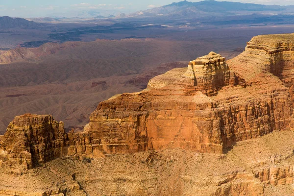 Vista aérea de los acantilados del gran cañón desde el helicóptero —  Fotos de Stock