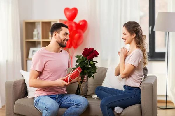 情人节 人际关系和人的概念 快乐的男人给女人鲜花和礼物在家里 — 图库照片
