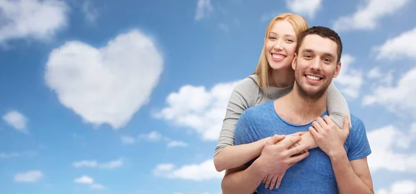 Para, przytulanie przez niebo i chmura w kształcie serca — Zdjęcie stockowe
