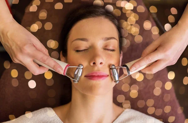 Kvinna som har hydradermi ansiktsbehandling i spa — Stockfoto